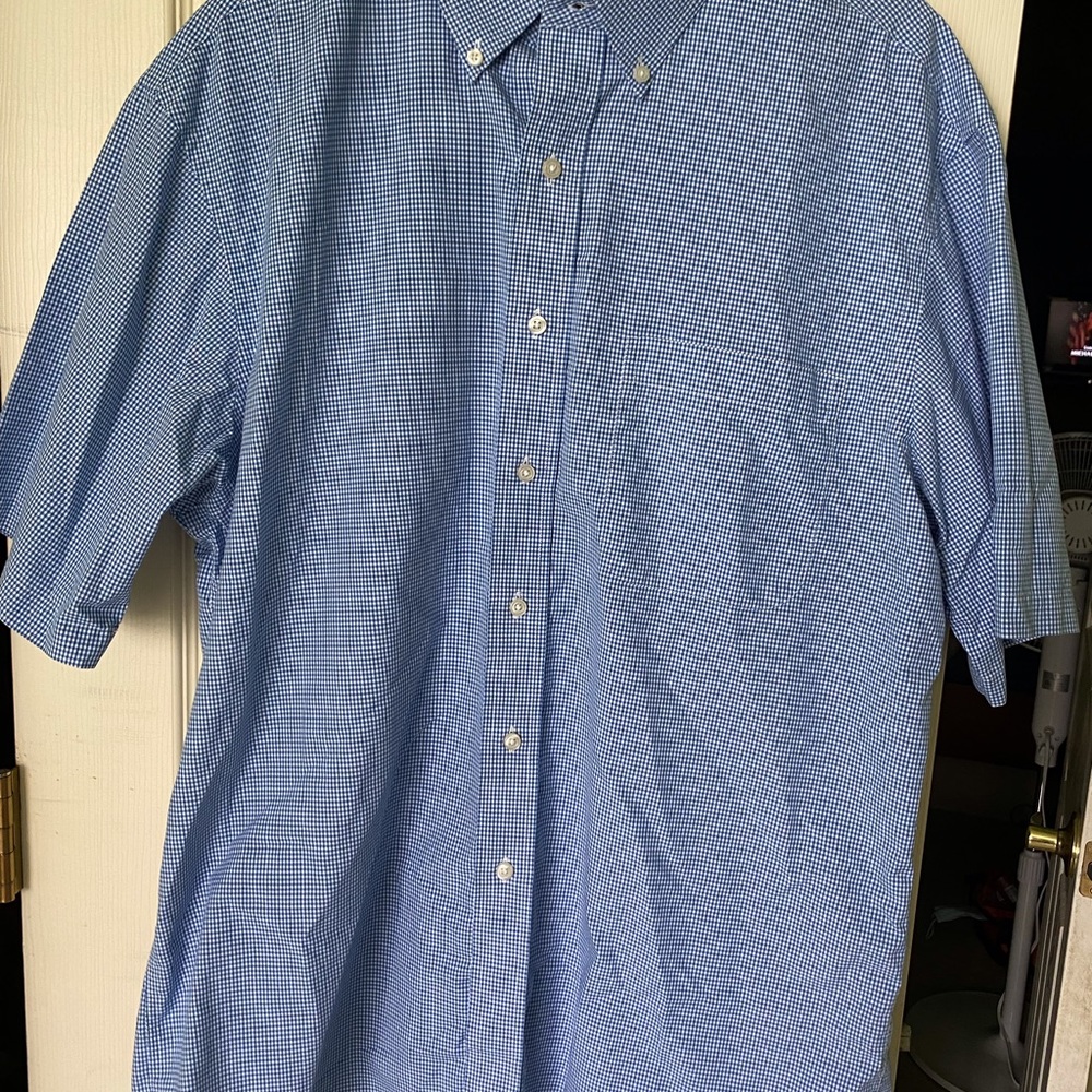 Men’s short-sleeve button down shirt. Size L.